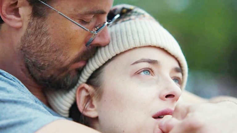 ¡Casi se desmaya! Dakota Johnson cuenta que le dio un ataque de pánico grabando “Our Friend”