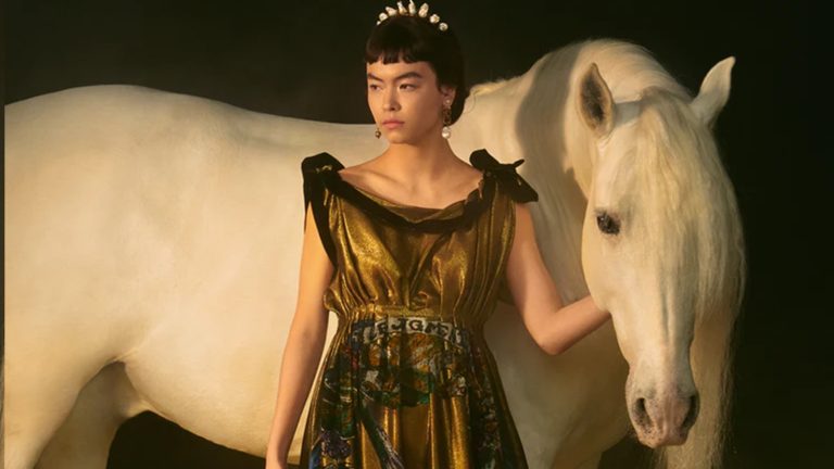 ¡Es todo un sueño! Dior Couture se inspira en el Tarot para su Spring Summer 2021