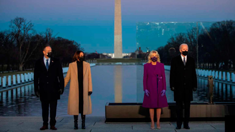 ¡Una muestra de apoyo! Kamala Harris y Jill Biden envían un profundo mensaje en los looks que lucieron en este homenaje