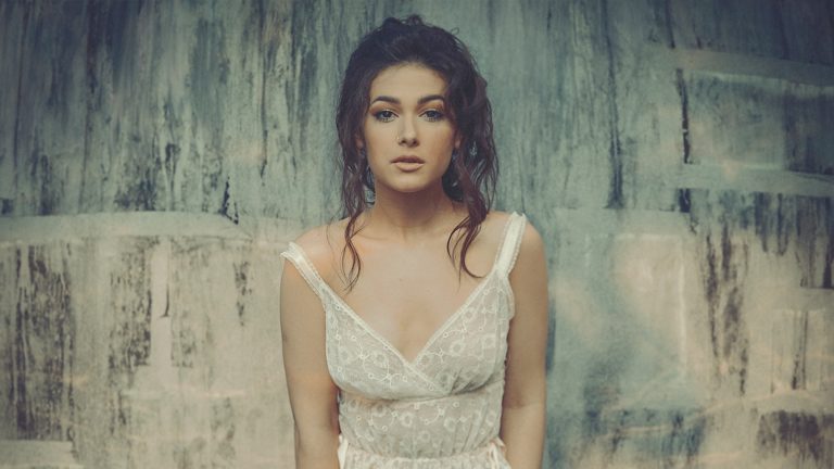 Nella celebra su nueva canción “Solita” y nos contó qué significa