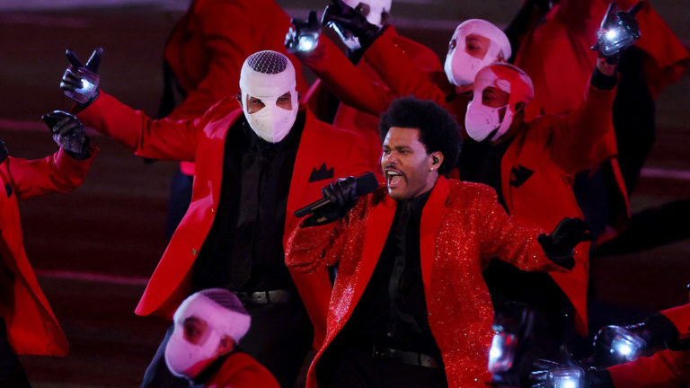 ¿Superó las expectativas? The Weeknd dijo presente en el Show del Super Bowl sin invitados y con un popurrí de sus mejores temas