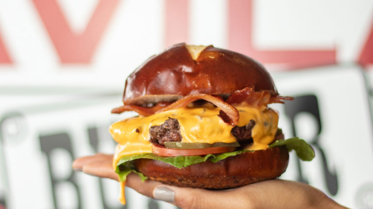 ¡Una década de sabores auténticos! Ávila Burger: «un recorrido por la fila maestra»
