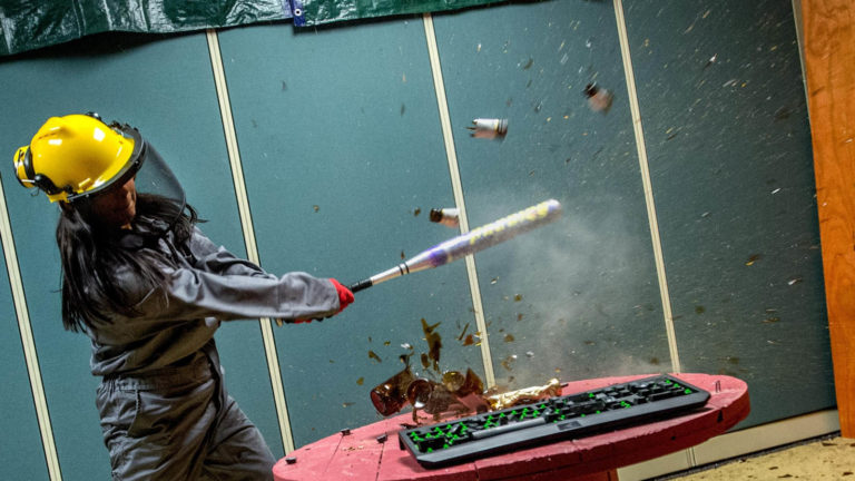 ¿Estás estresado? En Brasil hay un “Rage room” para que ROMPAS COSAS y te desestreses