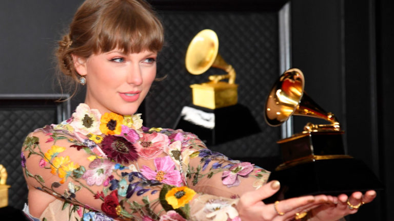El talento femenino y los récords históricos dominaron el escenario: Así fue la edición 63 de los Grammy Awards