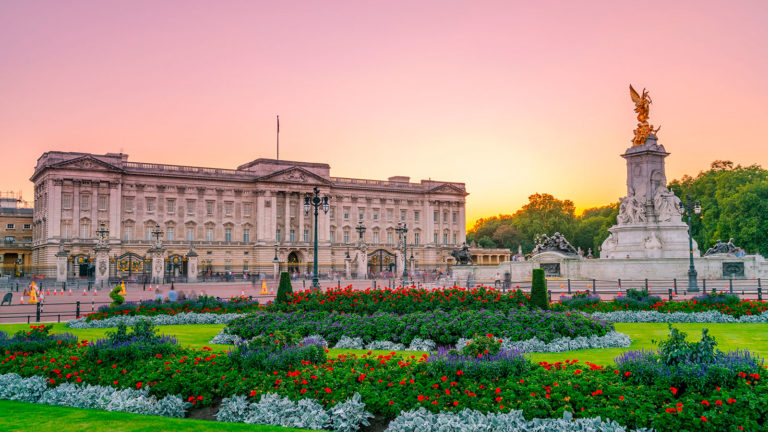 ¡Echa un vistazo! A los secretos que florecen en los majestuosos jardínes del Palacio de Buckingham en su nuevo libro