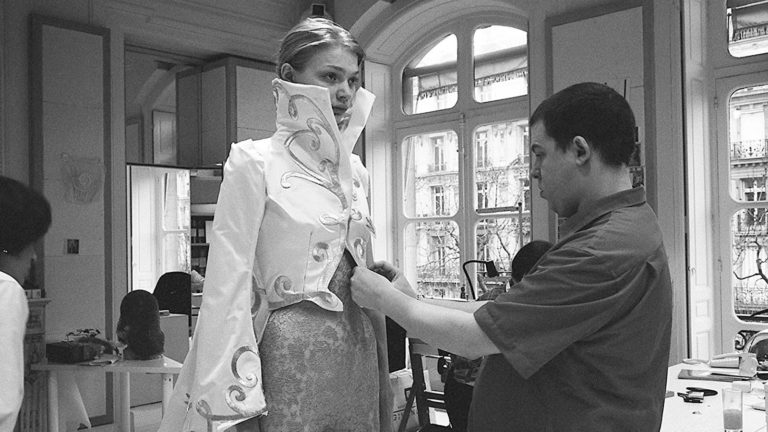 ¡Moda con consciencia! Alexander McQueen dona telas para estudiantes de diseño de modas