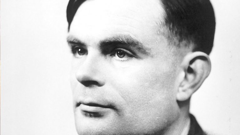 Alan Turing, el genio matemático que desenmascaró a los nazis y murió por culpa de la homofobia