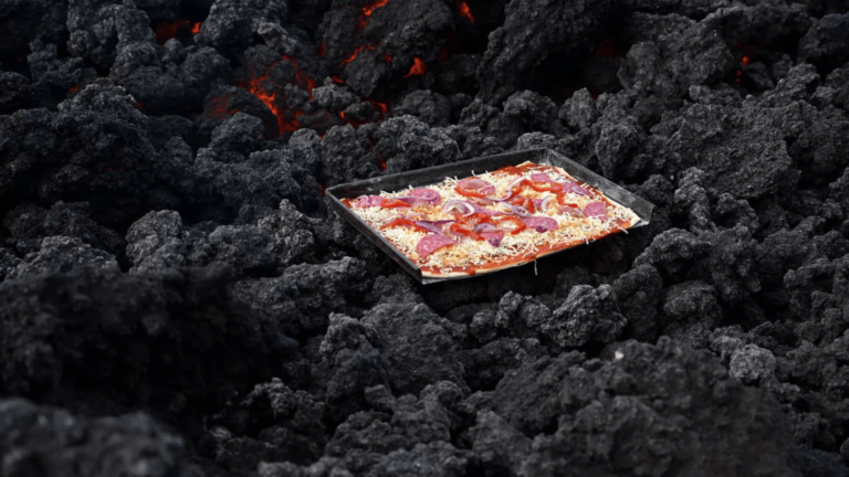 Esta pizza la cocinan con lava volcánica (sí, en serio)