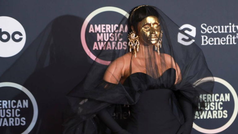 ¿Quiénes brillaron en los American Music Awards 2021? Los mejores looks de la alfombra roja (+FOTOS)