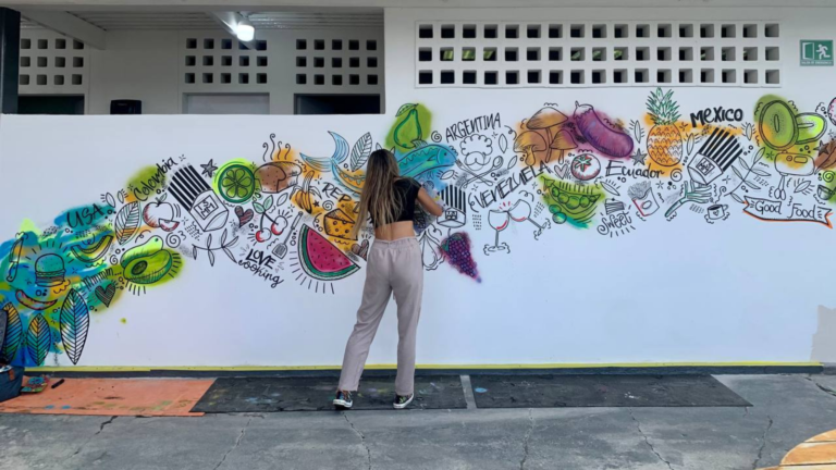 ¡Talento Venezolano! Gianella Bello, la artista que llena de color y vida los espacios