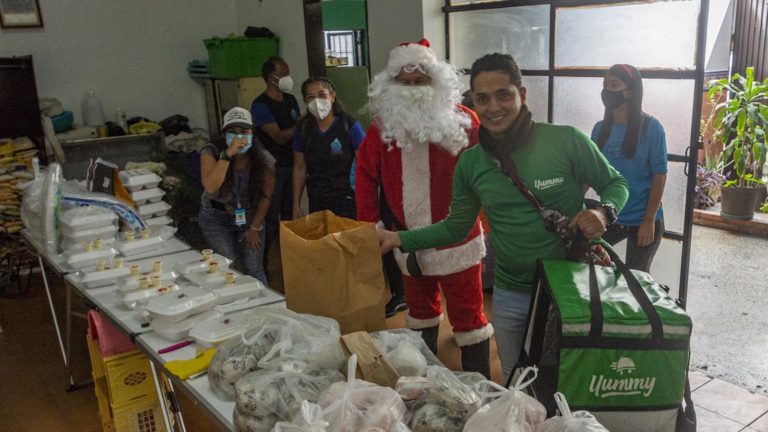 ¡Por amor a Venezuela! 265 personas en situación de calle recibieron alimentos gracias a Yummy y Panabus