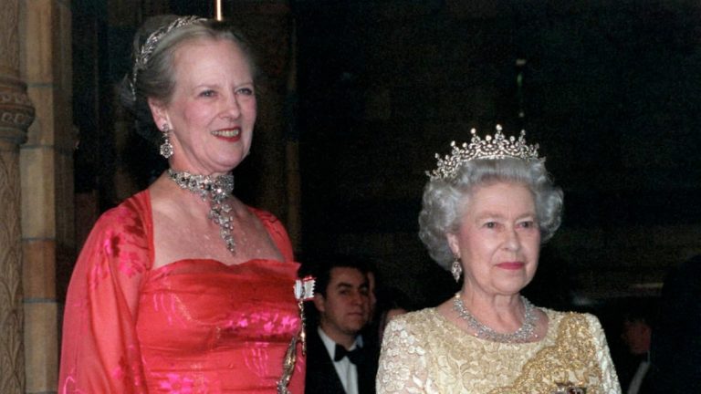¿Quiénes son los reyes y reinas con más años en el trono?