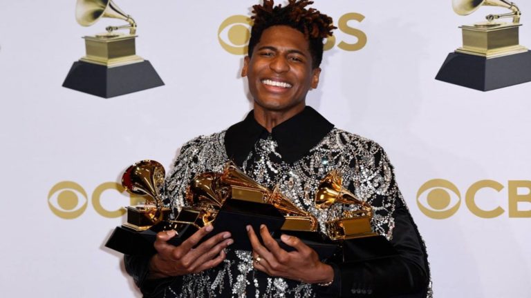 Conoce a Jon Batiste, el fenómeno del jazz, que triunfó en los Grammy