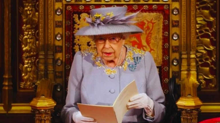 ¿Qué lee la reina Isabel II? Aquí tienes los libros favoritos de los Royals