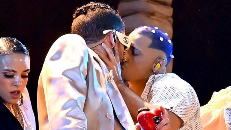 ¿Por qué lo hizo? La historia detrás del polémico beso de Bad Bunny en los VMA’S