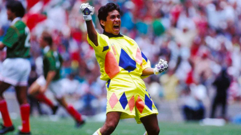 ¿Quién es Jorge Campos? El ícono del fútbol que enamoró al mundo de la moda en la cancha