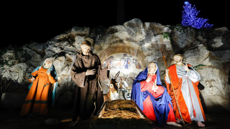 Comenzó la Navidad en El Vaticano con el encendido del árbol y el nacimiento