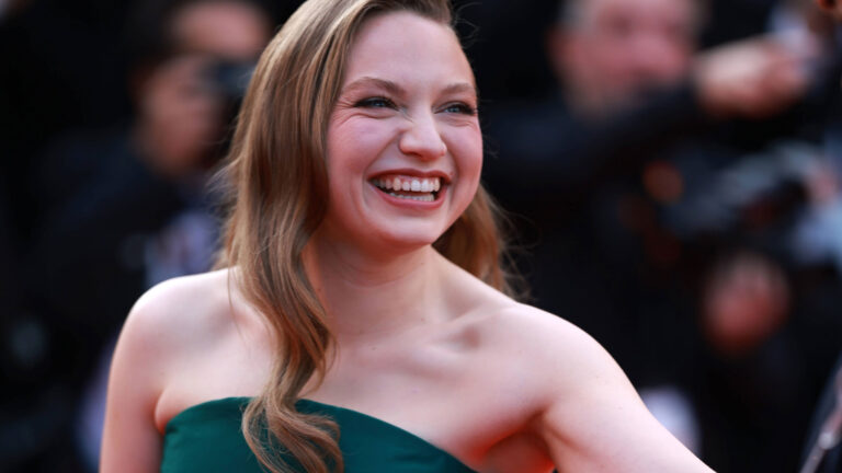 Conoce a Mia Threapleton, la hija de Kate Winslet que enamora en Cannes