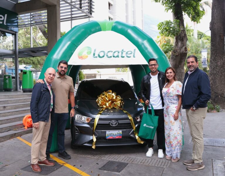 Locatel celebra al ganador del concurso «Papá Acelera de Emoción»
