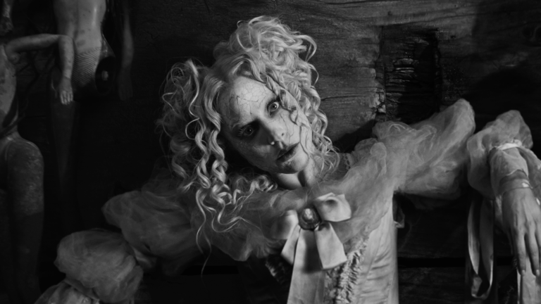 Lady Gaga sorprende con el video del tema «The Dead Dance» de la serie «Merlina»