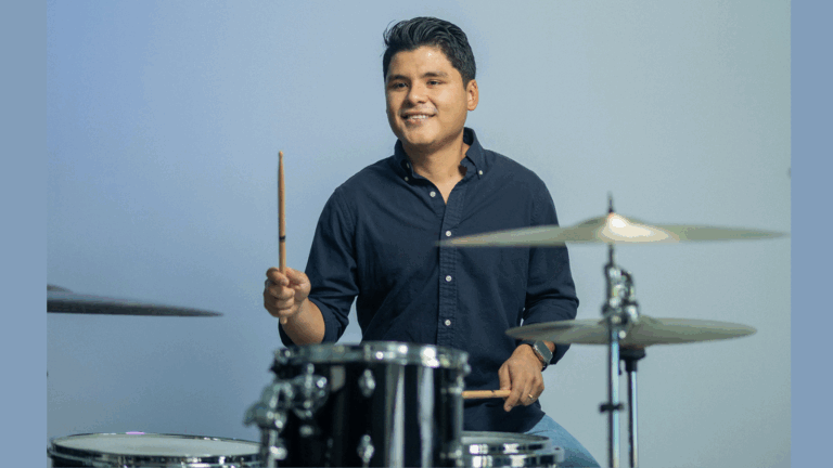¡Talento nacional! Oscar Mejía refleja la fe y pasión con  su batería