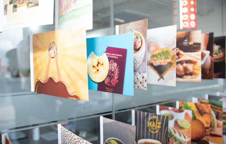 “Una Arepa hecha postal”: el libro-objeto que celebra el arte, la gastronomía y el gentilicio venezolano