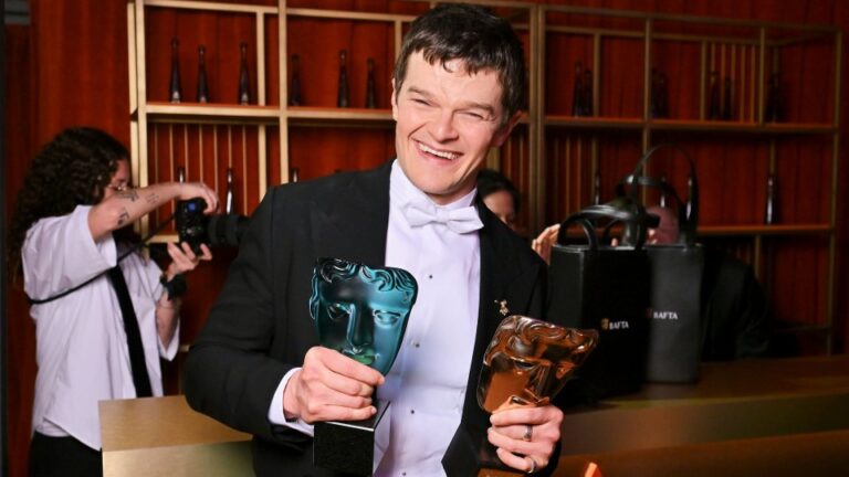Robert Aramayo da la sorpresa en los BAFTA Awards