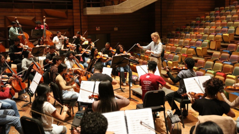 Elisa Vegas junto a la Orquesta Sinfónica Juan José Landaeta en el Sistema