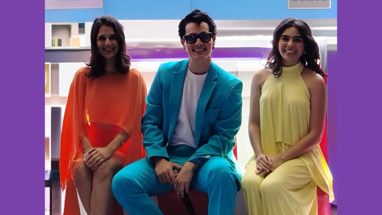 Luces, chaquetas de cuero y nostalgia: El fenómeno de «Vaselina» toma el escenario venezolano