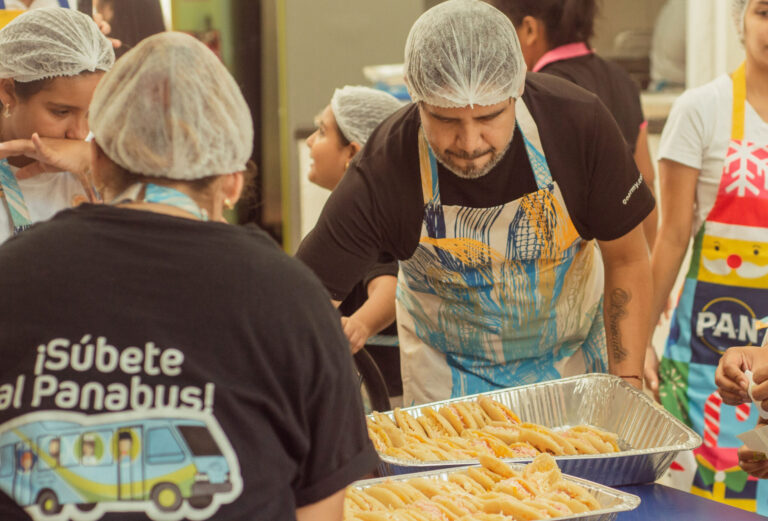 Santa en las Calles y Casa Ronald McDonald organizan El Arepazo para llevar alimento a comunidades vulnerables