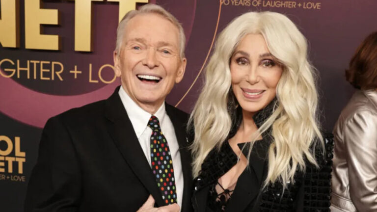 El sultán de las lentejuelas: Adiós a Bob Mackie, el diseñador que convirtió al exceso en arte